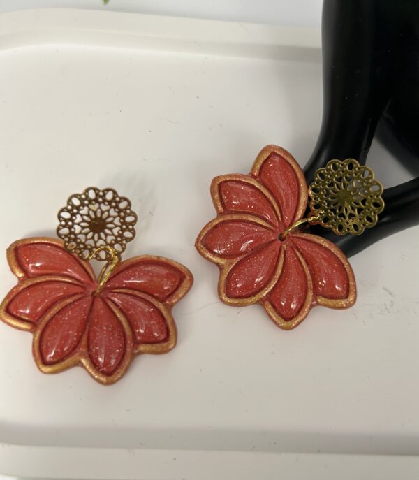 Boucles d’oreilles en pâte polymère « Fleur romantique bohème » orange et or – Image 2