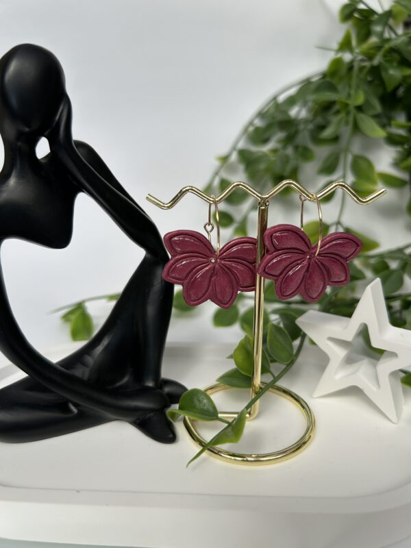 Boucles d’oreilles en pâte polymère « Fleur romantique et bohème » bordeaux