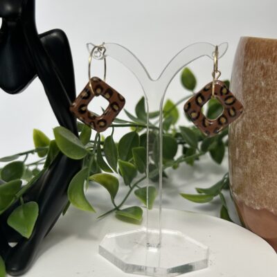 Boucles d’oreilles en pâte polymère « imprimé léopard »