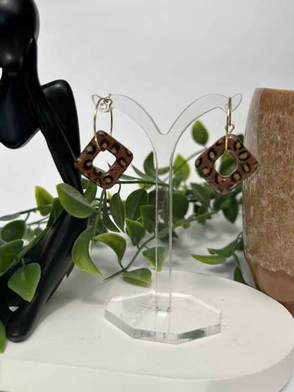 Boucles d’oreilles en pâte polymère « imprimé léopard »