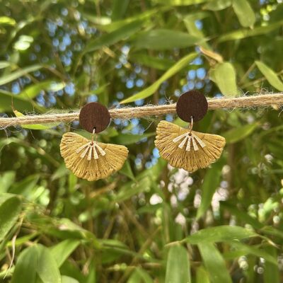 Boucles d’oreilles en pâte polymère, éventail et bois, jaune pailleté
