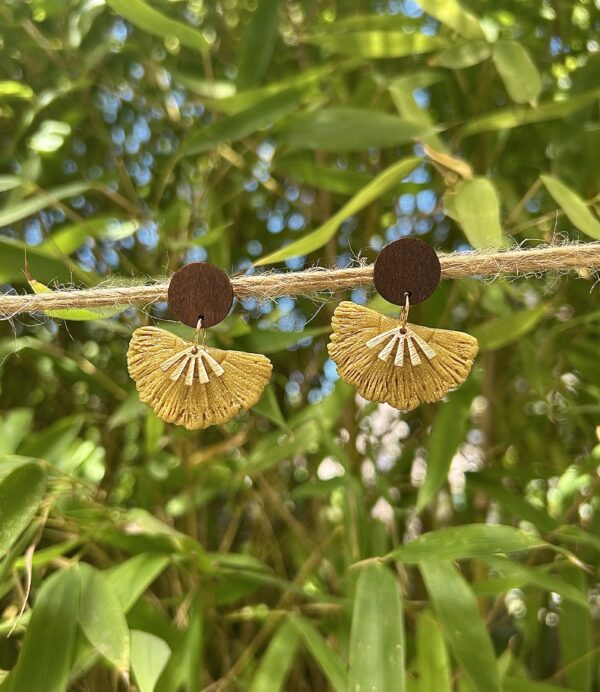 Boucles d’oreilles en pâte polymère, éventail et bois, jaune pailleté