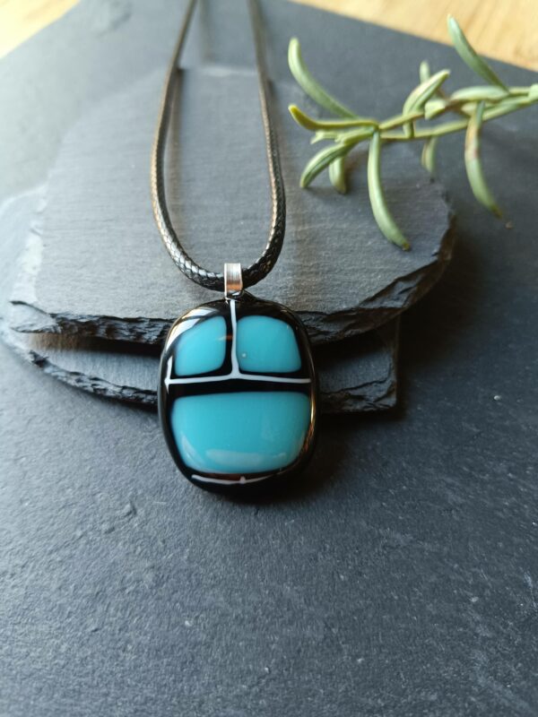 Pendentif noir et bleu en verre fusionné fait à la main avec collier en corde