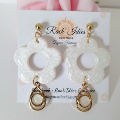 Boucles d'oreilles formes fleurs nacrées