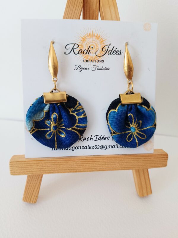 Boucles d'oreilles rondes fleurs bleues – Image 2
