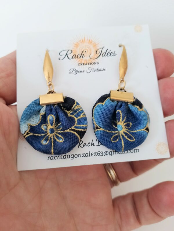 Boucles d'oreilles rondes fleurs bleues – Image 3