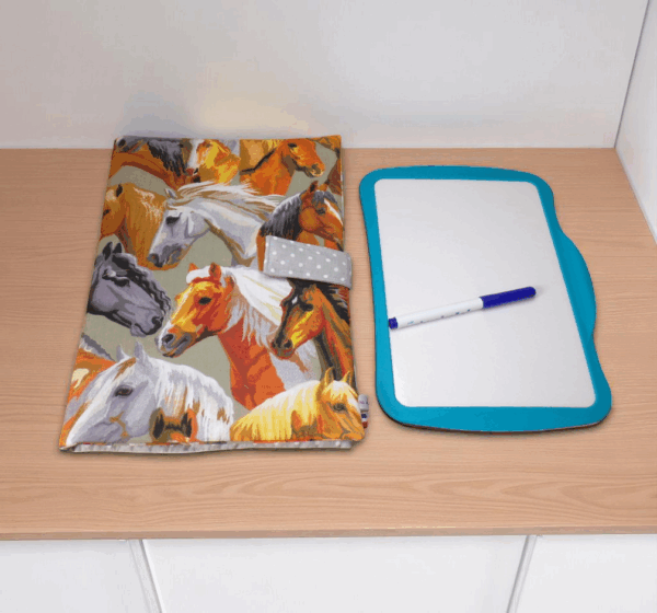 pochette range ardoise et crayons, effaceur offert, modèle animaux au choix