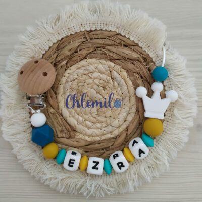attache tétine couronne