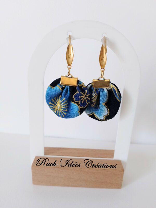 Boucles d'oreilles rondes fleurs bleues – Image 4