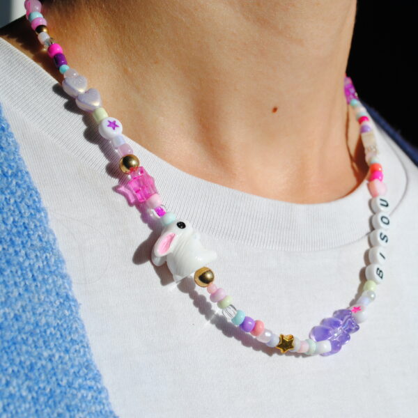 Collier mignon tons rose et violet avec mot bisou perles lapin, étoiles et oursons en bonbon.