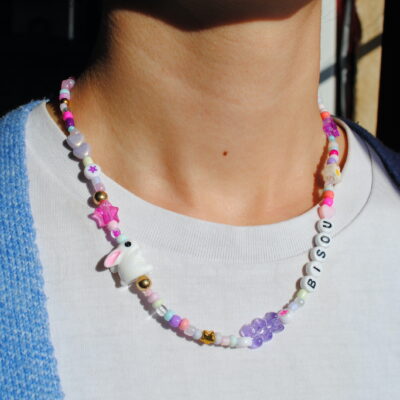 Collier bisou fantaisie en perles original et coloré.