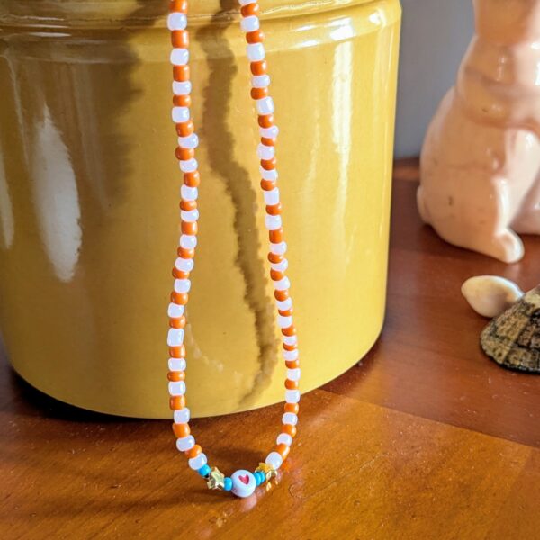 Collier ras de cou mignon et kawaii orange et rose pastel.