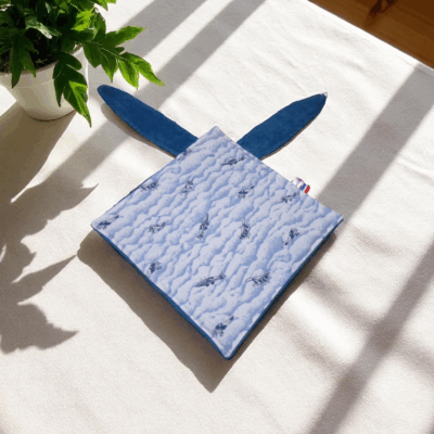 doudou plat oreilles de lapin flanelle de coton doublé éponge de bambou modèle avions et nuages