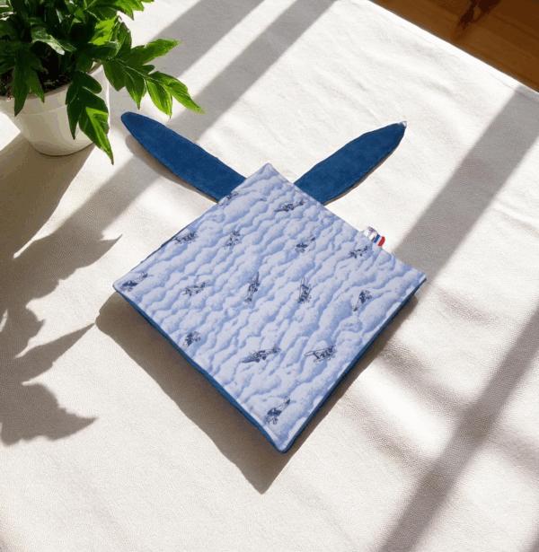 doudou plat oreilles de lapin flanelle de coton doublé éponge de bambou modèle avions et nuages