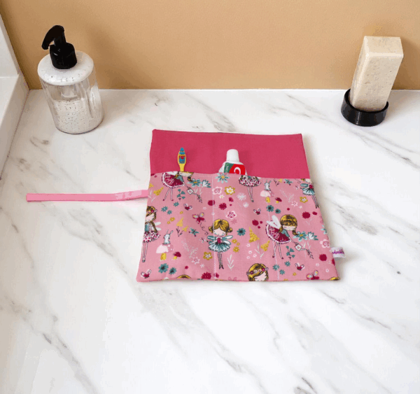 Etui, pochette pour brosse à dents, dentifrice et serviette pour filles modèles au choix