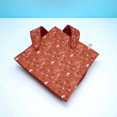 Grand doudou plat sensoriel oreilles de lapin coton doublé polaire lisse hyper douce motifs sur fond terracotta