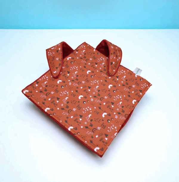 Grand doudou plat sensoriel oreilles de lapin coton doublé polaire lisse hyper douce motifs sur fond terracotta