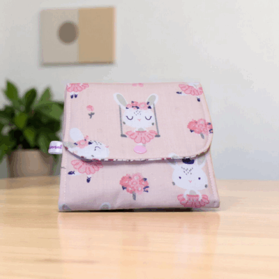 Pochette à barrettes et élastiques matelassée, modèles au choix