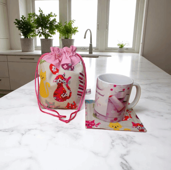 Pochette de transport pour mug et son sous mug, sac de rangement forme pochon ouatiné. Modèle au choix