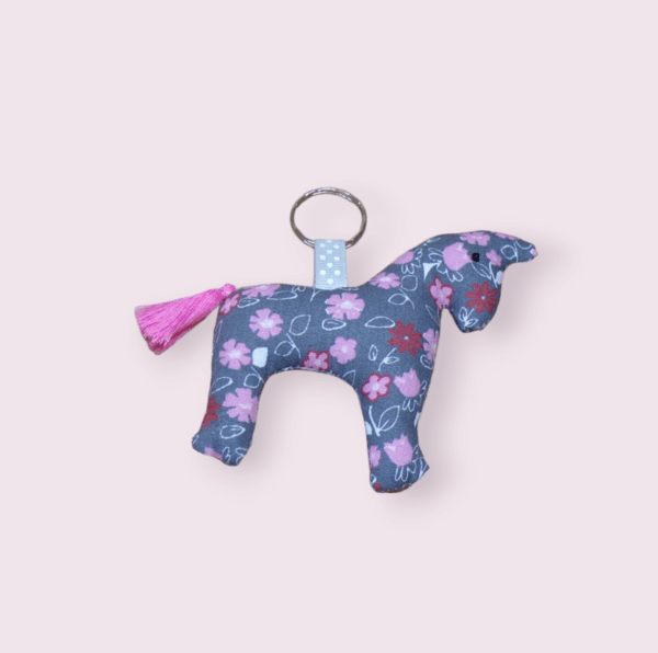 Porte clés en forme de petit cheval réalisé à la main, modèle au choix – Image 9