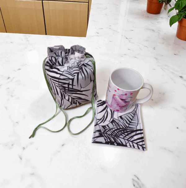 Pochette de transport pour mug et son sous mug, sac de rangement forme pochon ouatiné. Modèle au choix – Image 3