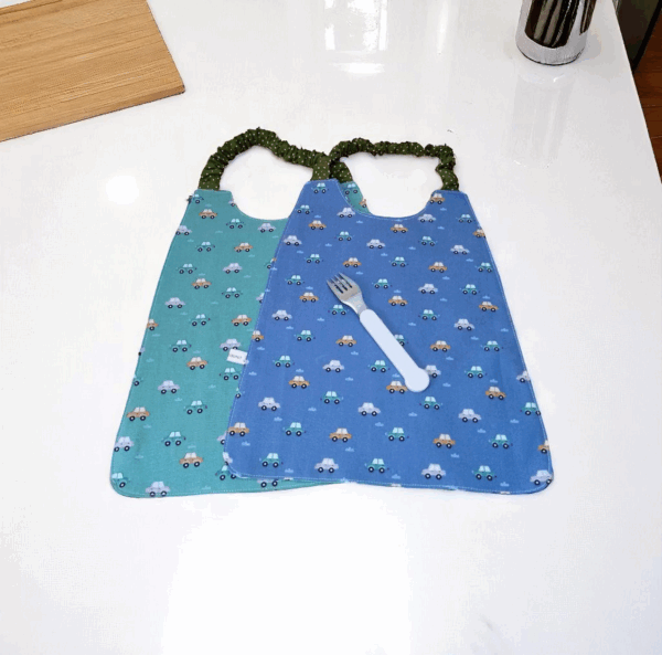 Serviette de cantine élastique réversible, bavoir maternelle, modèle pour garçon au choix