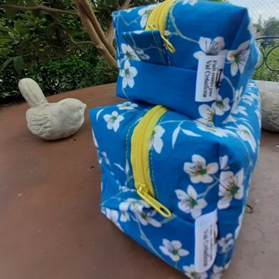 2 Trousses gigogne bleu pétrole avec des fleurs blanches d'amandier