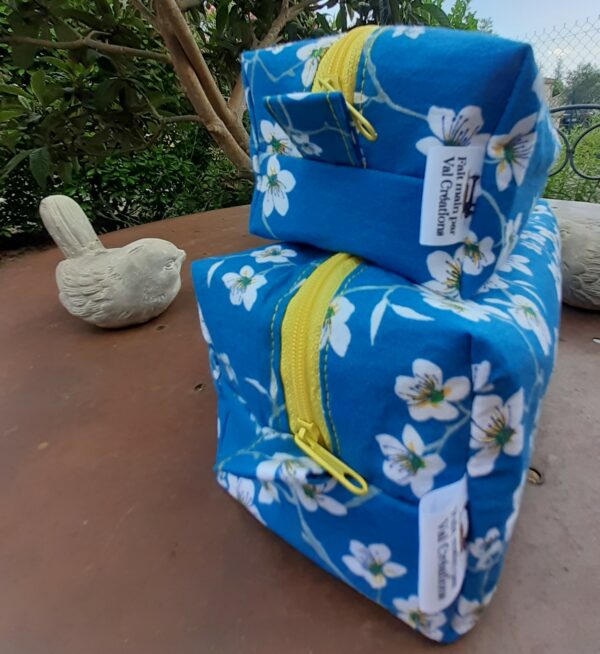 2 Trousses gigogne bleu pétrole avec des fleurs blanches d'amandier