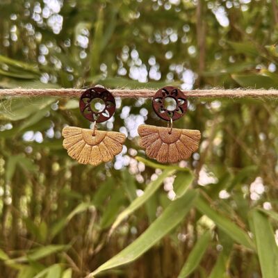 Boucles d’oreilles « Éventail », en pâte polymère, jaune pailleté.