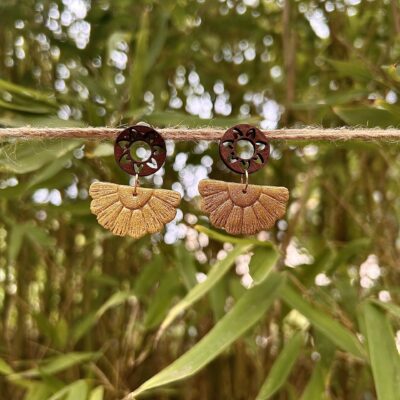 Boucles d’oreilles « Éventail », en pâte polymère, jaune pailleté.