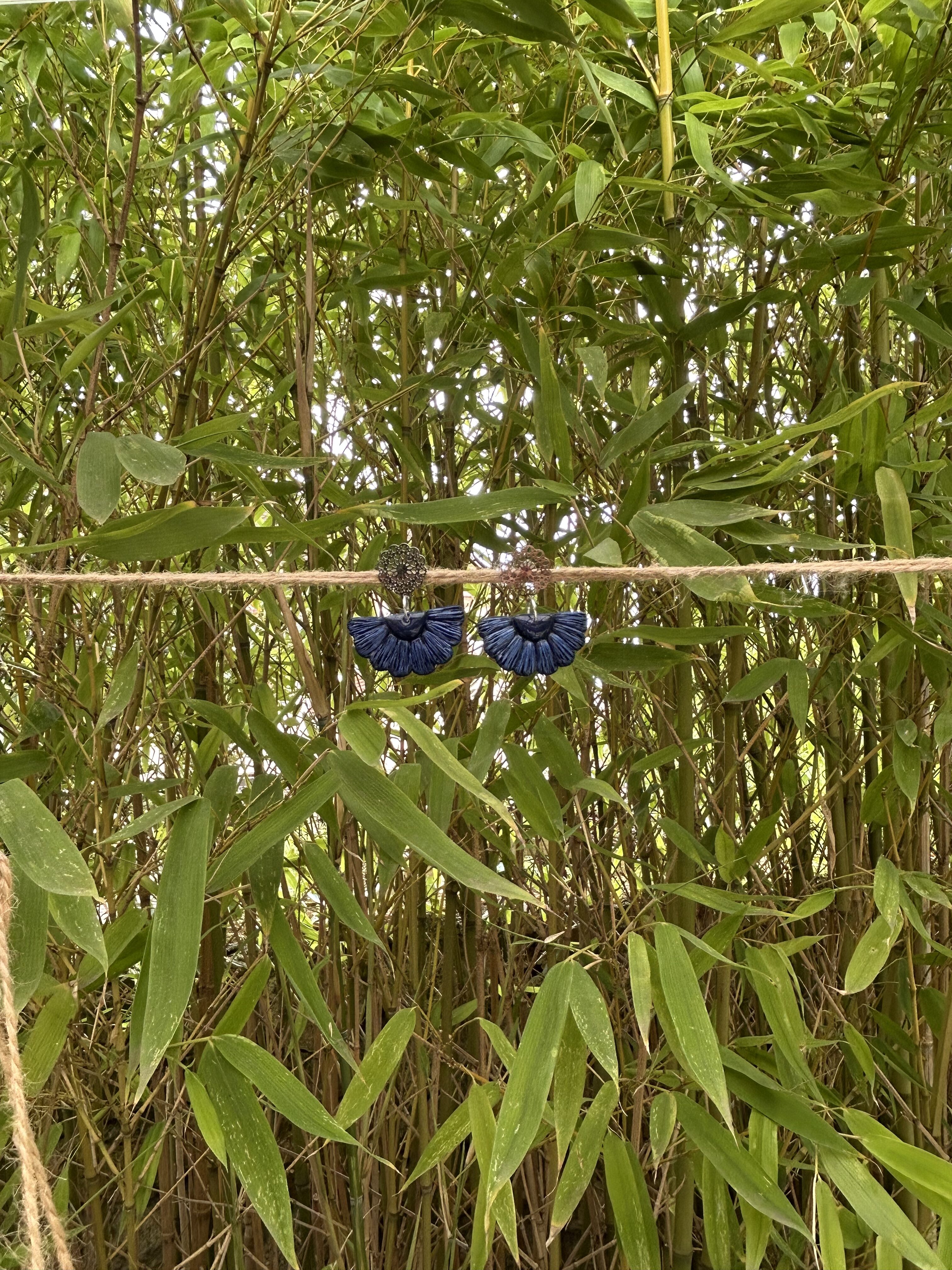 Boucles d’oreilles « Éventail », en pâte polymère bleu marine – Image 2