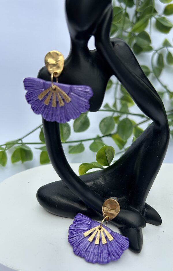 Boucles d’oreilles « Éventail », en pâte polymère violette – Image 3