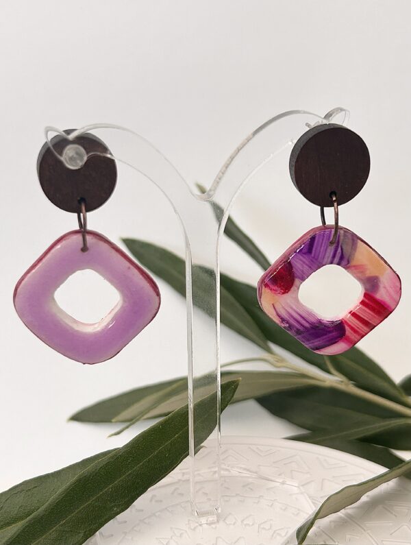 Boucles d’oreilles en pâte polymère et bois, carrées, camaïeu rose – Image 3
