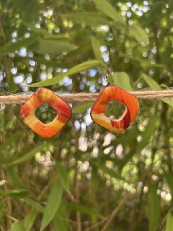 Boucles d’oreilles en pâte polymère, carrées, camaïeu orange