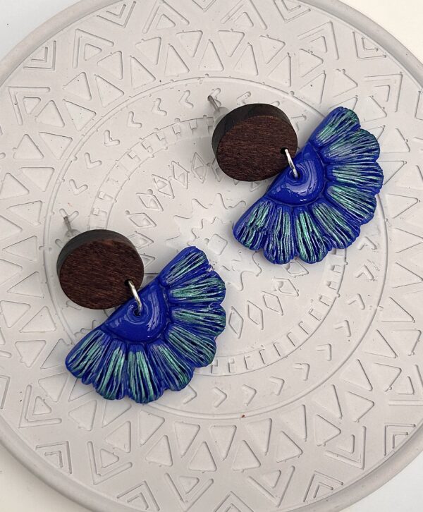 Boucles d’oreilles « Éventail », en pâte polymère bleu irisé – Image 3