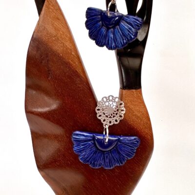 Boucles d’oreilles « Éventail », en pâte polymère bleu marine