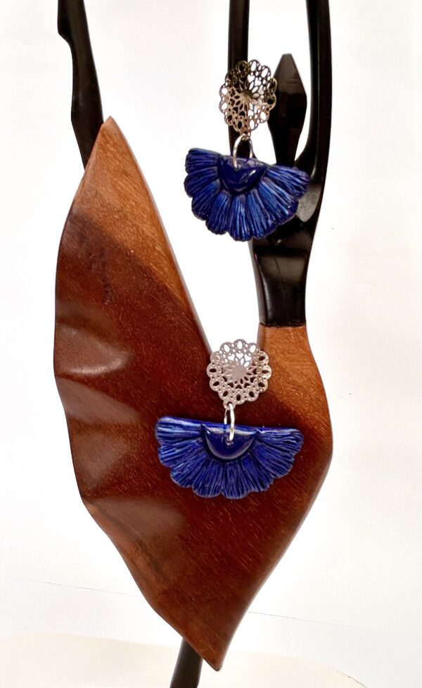 Boucles d’oreilles « Éventail », en pâte polymère bleu marine