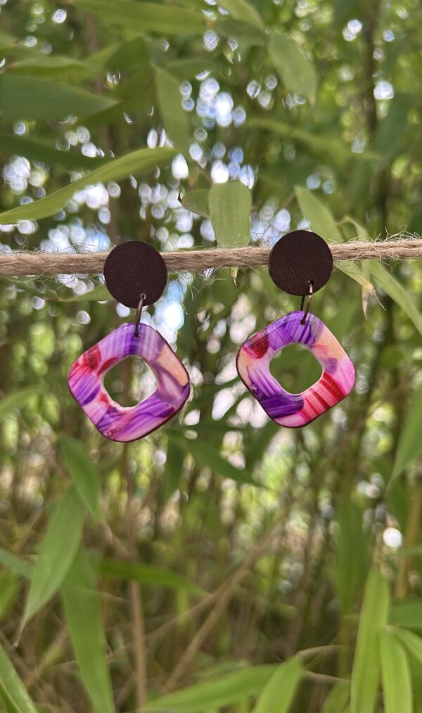 Boucles d’oreilles en pâte polymère et bois, carrées, camaïeu rose