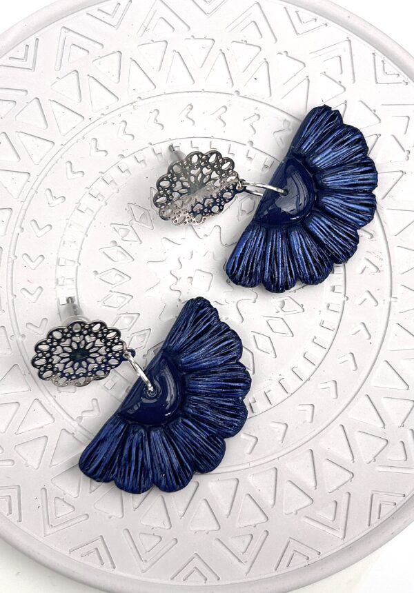 Boucles d’oreilles « Éventail », en pâte polymère bleu marine – Image 3