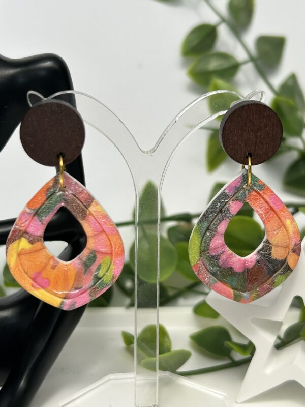 Boucles d’oreilles en pâte polymère et bois, imprimé floral – Image 2