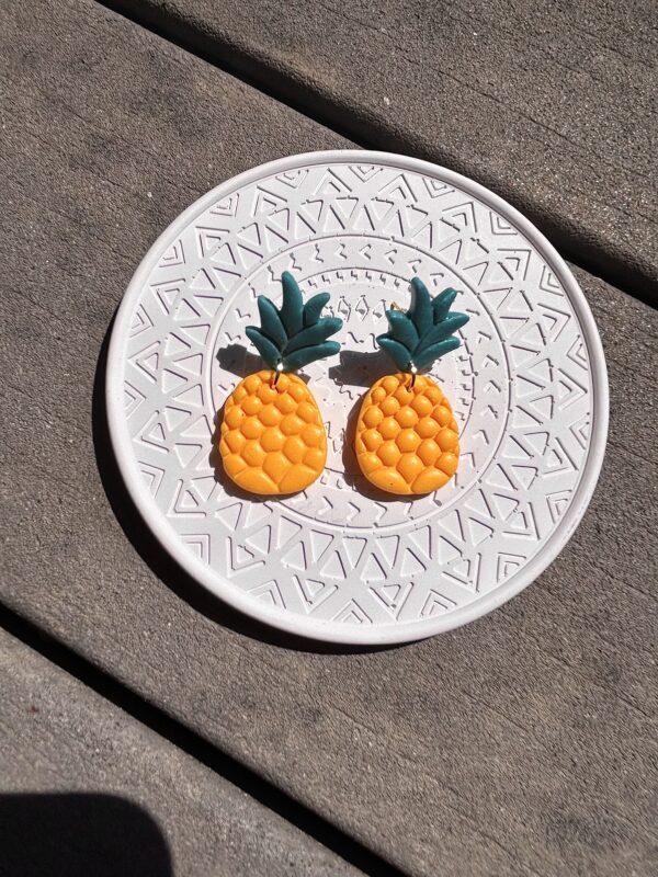 Boucles d’oreilles « Ananas » en pâte polymère, jaunes et vertes – Image 2