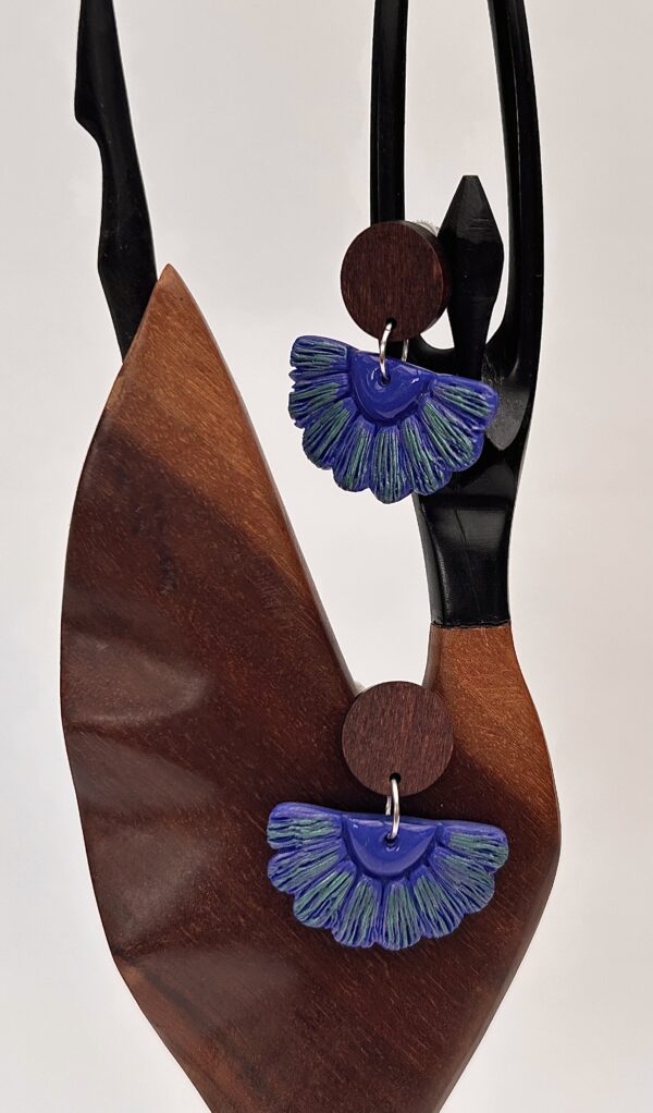 Boucles d’oreilles « Éventail », en pâte polymère bleu irisé – Image 2
