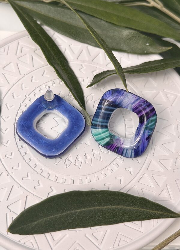 Boucles d’oreilles en pâte polymère, carrées, camaïeu bleu – Image 3