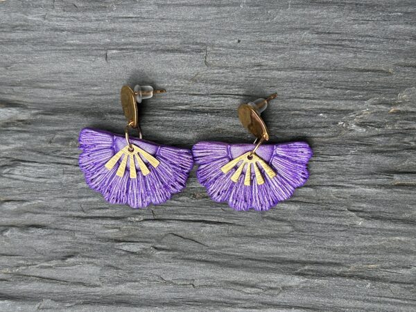 Boucles d’oreilles « Éventail », en pâte polymère violette