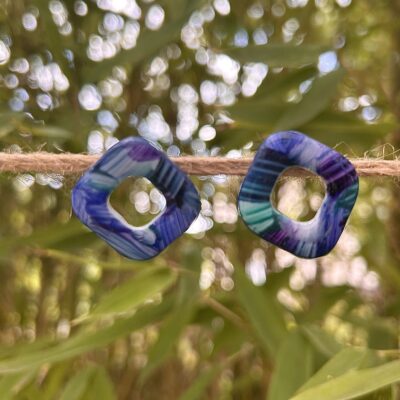 Boucles d’oreilles en pâte polymère, carrées, camaïeu bleu
