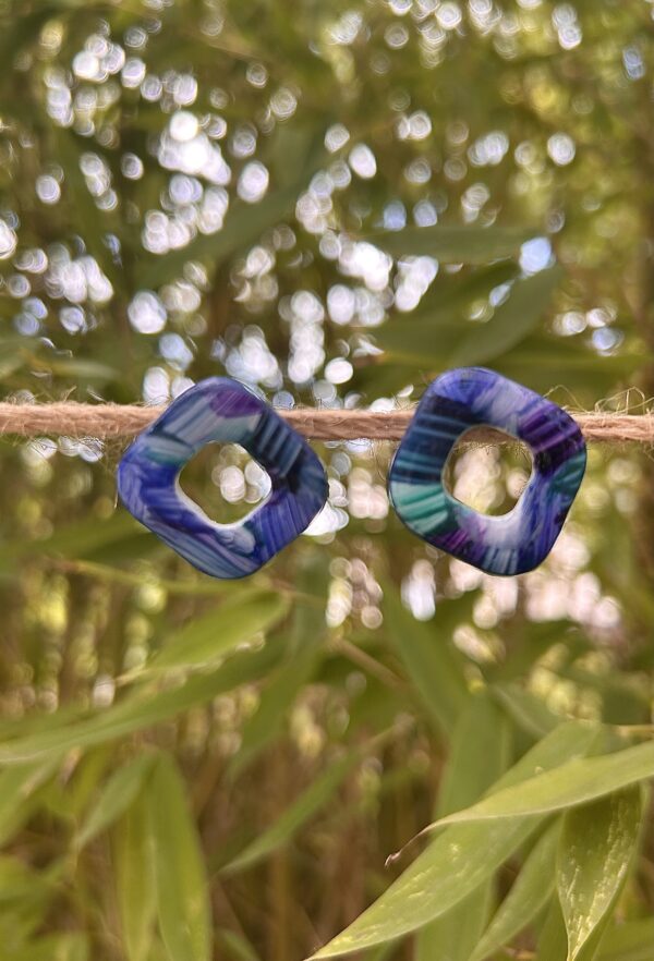 Boucles d’oreilles en pâte polymère, carrées, camaïeu bleu