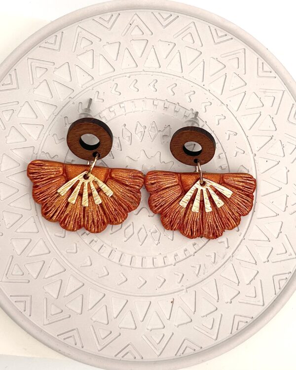 Boucles d’oreilles « Éventail », en pâte polymère orange doré – Image 3