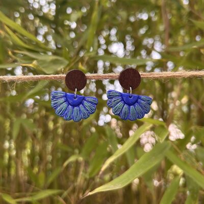 Boucles d’oreilles « Éventail », en pâte polymère bleu irisé