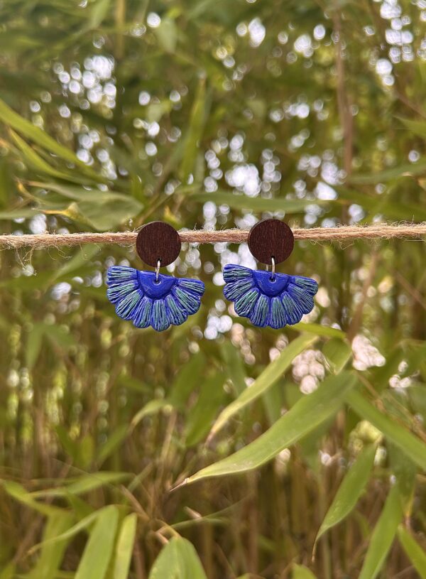 Boucles d’oreilles « Éventail », en pâte polymère bleu irisé