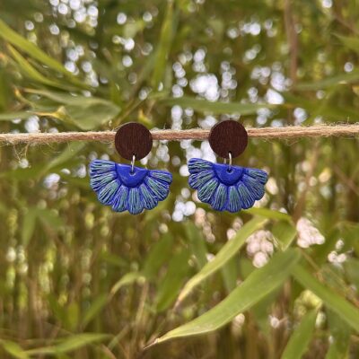 Boucles d’oreilles « Éventail », en pâte polymère bleu irisé